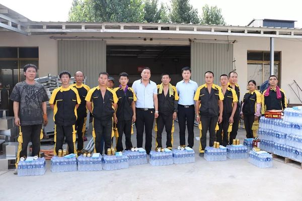 乾港集團(tuán)高層慰問一線員工 乾港集團(tuán)高層慰問一線員工