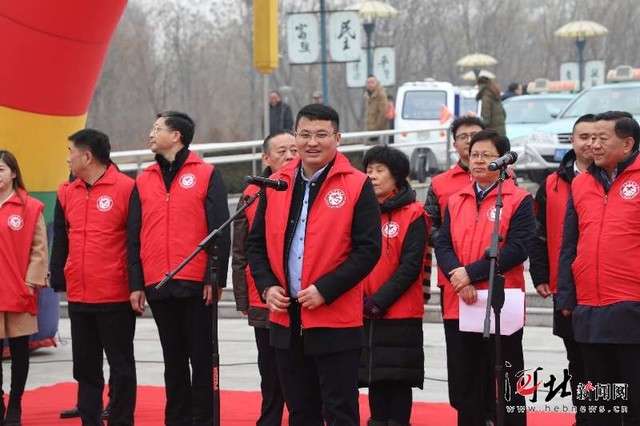 安俊峰參加學(xué)雷鋒活動(dòng) 安俊峰參加學(xué)雷鋒活動(dòng)